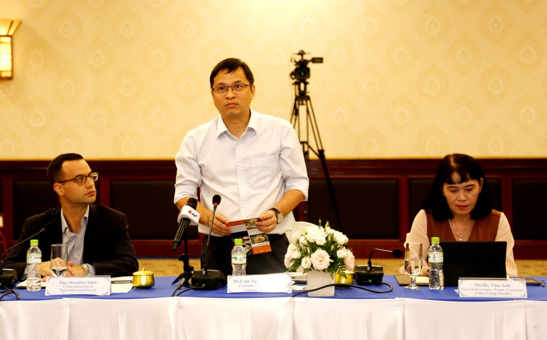 Đồng chí Lâm Nguyễn Hải Long (đứng), Chủ tịch Hội Tin học TPHCM, chia sẻ thông tin với báo giới về công tác tổ chức Vietnam Space Week vào chiều ngày 29-5 (Ảnh: L.H).
